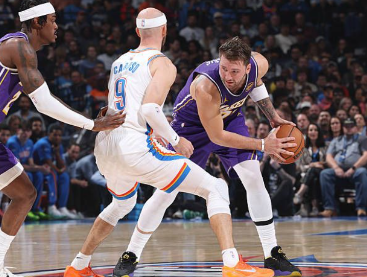 The streaking Oklahoma City Thunder continue to shine, but now face a challenge that could dull their luster. A back-to-back with the Los Angeles Lakers on Wednesday night will be the Thunder's biggest test. Why? Two of their strongest defensive players, Jalen Williams and Lu Dort, will be absent from the court, plus bench strength Aaron Wiggins. Nevertheless, it was a strong display by the Thunder in their last game as they were able to hold the Golden State Warriors to just 102 points. OKC improved its record to 11-1 after it managed to neutralize stars like Steph Curry and Jimmy Butler. Today's match, though, is a different story altogether. Lakers vs. Thunder: Why is this matchup so special? If there is one team that can rip any defense apart, it's the Los Angeles Lakers, even without LeBron James this season. With players like Luka Doncic and Austin Reaves, they can tear apart any team's defense. Doncic has been in excellent form this season and is considered ready for an All-Star appearance. Biggest concern: The Thunder will be without their most reliable weapon to stop Doncic in Lu Dort. Dort has been the league's biggest troublemaker for Doncic over the past two seasons. How will the Thunder handle Doncic's attacks? It is believed that a certain approach will be utilized in Oklahoma City: Emphasis on team defense: The Thunder will probably double-team him, i.e., pressure him with two players, many times. They will try to take the ball away from Doncic and launch a swift counter-attack. Cason Wallace has a tall order: If Doncic goes one-on-one, much of the responsibility will be on young guard Cason Wallace to contain him. Wallace had a great game guarding Steph Curry his last time out. Today will be a true test of his mettle. Reasons for Concern for the Thunder Luka Doncic has been incredible every time he's faced the Thunder: He led the Thunder to victory in the second round of the playoffs in 2024 against the Dallas Mavericks. He led the Thunder to a convincing victory against OKC last March as well. That clearly shows the Lakers have become a 'real threat' to the Thunder.